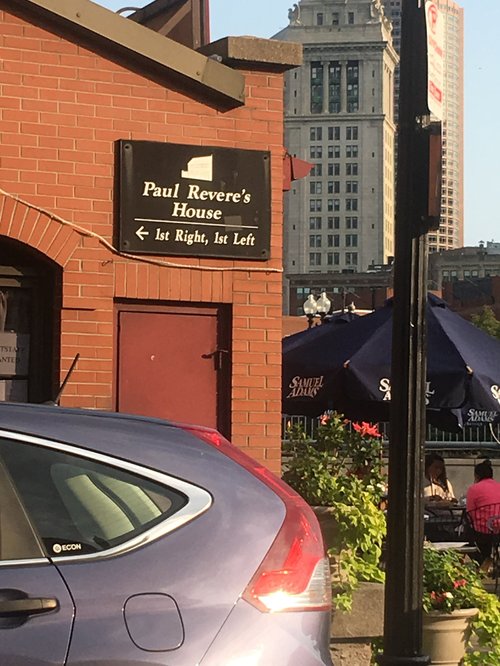 Sign pointing to the Paul Revere House